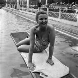 Holiday Swimming, Opera Singer Betty Harrison Seen Swimming at the Roehampton Lido, June 1953 Lámina fotográfica Holiday Swimming, Opera Singer Betty Harrison Seen Swimming at the Roehampton Lido, June 1953 Lámina fotográfica
