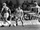 Everton V Leicester City. George Telfer Takes on the Leicester City Defence. c.1974 Lámina fotográfica Everton V Leicester City. George Telfer Takes on the Leicester City Defence. c.1974 Lámina fotográfica