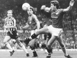 Norman Whiteside of Manchester United Pushes Past Gary Kelly the Newcastle Keeper Fotografie-Druck