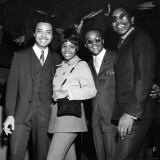 Singer Gladys Knight and the Pips Pose For a Picture at the Beachcomber Mayfair Hotel Lámina fotográfica