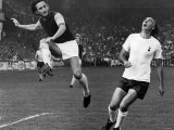 W. Ham V Spurs. Lampard Puts over a Centre Leaving Gilzean Gasping. September 1973 Fotografie-Druck