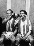 Former Blackpool Buddies Stanley Matthews and Jack Mudie Relax in the Dressing Room Fotografie-Druck
