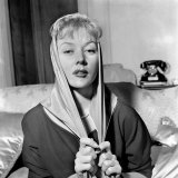 Actress Gloria Grahame Arrived in Country Film Actress Gloria Grahame Arrived in Country Film