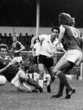 Spurs V Ipswich. Osvaldo Ardiles Out Joxes the Ipswich Players. December 1978 Fotografie-Druck