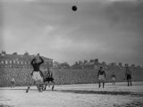 Sam Bartram Charlton Goalkeeper Fists Clear a Ball from Newcastle's Jack Milburn Lámina fotográfica Sam Bartram Charlton Goalkeeper Fists Clear a Ball from Newcastle's Jack Milburn Lámina fotográfica