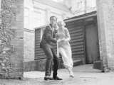 Susannah York on Location with Warren Beatty During the Filming of Kaleidoscope Lámina fotográfica Susannah York on Location with Warren Beatty During the Filming of Kaleidoscope Lámina fotográfica