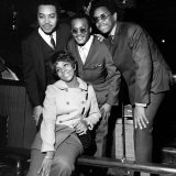 Singer Gladys Knight and the Pips Pose For a Picture at the Beachcomber Mayfair Hotel Photographie
