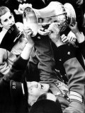 Chelsea Pensioners Get Hand on the FA Cup as Dave Webb Hands It to Them During Parade Fotografie-Druck
