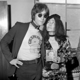 Yoko Ono Launches New Book: John Lennon Signing Copies of 'Grapefruit' at Selfridges. July 1971 Lámina fotográfica Yoko Ono Launches New Book: John Lennon Signing Copies of 'Grapefruit' at Selfridges. July 1971 Lámina fotográfica