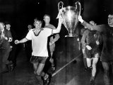 George Best Manchester United Parading the European Cup After Beating Benfica at Wembley Stadium Lámina fotográfica