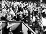 Chelsea Captain Ron Harris Lifts the FA Cup After They Had Beaten Leeds at Old Trafford Fotografie-Druck