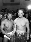 British Heavyweight Champion Joe Bygraves with Henry Cooper Weigh in at Earls Court Stadium Lámina fotográfica British Heavyweight Champion Joe Bygraves with Henry Cooper Weigh in at Earls Court Stadium Lámina fotográfica
