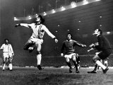 Manchester United V Estudiantes - 1968 George Best Beats the Estudiantes Defense Lámina fotográfica