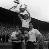 Danny Blanchflower of Tottenham Holds Up FA Cup After Beating Burnley at Wembley Lámina fotográfica Danny Blanchflower of Tottenham Holds Up FA Cup After Beating Burnley at Wembley Lámina fotográfica