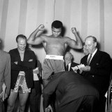 Henry Cooper vs Muhammad Ali Weigh in For World Heavyweight Title Fight at the Odeon Theatre Lámina fotográfica Henry Cooper vs Muhammad Ali Weigh in For World Heavyweight Title Fight at the Odeon Theatre Lámina fotográfica