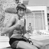 George Best Relaxing on Holiday with a Drink and Sitting on the Edge of a Swimming Pool April 1967 Photographie