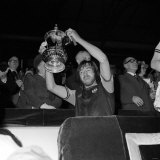 West Ham Captain Billy Bonds Lifts FA Cup After They Beat Fulham in the Final at Wembley Fotografie-Druck