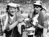 Andy Gray and Graeme Sharp of Everton Hold FA Cup After They Had Beaten Watford at Wembley Fotografie-Druck