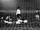George Best in Action Against Rapid Vienna at Old Trafford Lámina fotográfica
