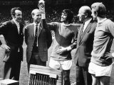 George Best Receives the European Footballer of the Year 1969 Award from Max Urbini Fotografie-Druck