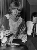 Brian Jones and Bill Wyman May Grab a Bite to Eat During a Recording Session at the Olympic Studios Lámina fotográfica Brian Jones and Bill Wyman May Grab a Bite to Eat During a Recording Session at the Olympic Studios Lámina fotográfica