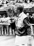 King Boris Becker Plants Smacker on the Championship Trophy Lámina fotográfica King Boris Becker Plants Smacker on the Championship Trophy Lámina fotográfica