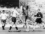 Dave Mackay Grabs Billy Bremner of Leeds by His Shirt in Match Against Tottenham Fotografisk tryk