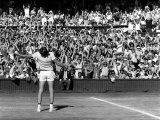Centre Court Crowd Wildly Acclaim Bjorn Borg's Feat of Retaining Wimbledon Title Fotografisk tryk