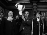 West Ham Captian Bobby Moore Shows the European Cup Winners Trophy to the Crowds Fotografie-Druck