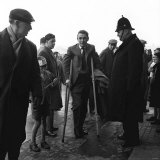Brian Clough in March 1963, Sunderland's Injured Centreforward, Arrives to Watch the Game Fotografie-Druck