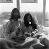 John Lennon and Wife Yoko Ono Having Weeks Love in Their Room at the Hilton Hotel, Amsterdam Photographie