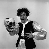Comedian Ken Dodd Dressed as Hamlet Has Been Appearing on "Houswives Choice" on BBC Radio Fotografie-Druck