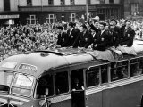 Bolton Wanderers Team Return Home After Losing to Blackpool Fotografie-Druck