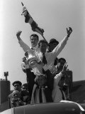 Bobby Moore Holds Up the FA Cup During the Parade Around East London Lámina fotográfica Bobby Moore Holds Up the FA Cup During the Parade Around East London Lámina fotográfica