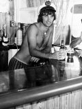 George Best June 1969 Footballer in a Sailors Cap Behind the Bar in His Favorite Pub in Palma Nora Photographie