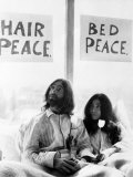 John Lennon and Wife Yoko Ono Having Weeks Love in Their Room at the Hilton Hotel, Amsterdam Fotoprint John Lennon and Wife Yoko Ono Having Weeks Love in Their Room at the Hilton Hotel, Amsterdam Fotoprint