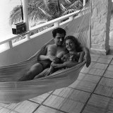 Actor Edmond Purdom and Actress Linda Christian Actress on Holiday Laying in a Hammock Lámina fotográfica Actor Edmond Purdom and Actress Linda Christian Actress on Holiday Laying in a Hammock Lámina fotográfica