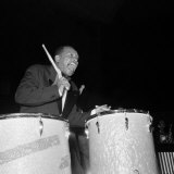 1950s Jazz Performers Lionel Hampton, Band Leader at the Royal Festival Hall in London Lámina fotográfica 1950s Jazz Performers Lionel Hampton, Band Leader at the Royal Festival Hall in London Lámina fotográfica