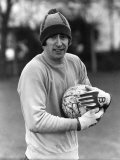Warming to the Task, Chelsea Goal-Keeper Peter Bonetti Who Faces Manchester United. February 1978 Photographie