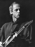 Mark Knopfler Leads Supergroup Dire Straits Infront of 700 People at Mayfair Ballroom, Newcastle Fotografisk tryk Mark Knopfler Leads Supergroup Dire Straits Infront of 700 People at Mayfair Ballroom, Newcastle Fotografisk tryk