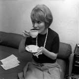 Petula Clark and Her Husband Claude Wolff Went Shopping in Regent Street in London Photographie