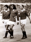 Manchester Uniteds George Best Consoled by Teammates Tony Dunne and Bobby Charlton Lámina fotográfica Manchester Uniteds George Best Consoled by Teammates Tony Dunne and Bobby Charlton Lámina fotográfica
