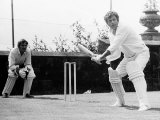 Oliver Reed Actor at Batting Practice For a Challenge Match in the Grounds of His Home at Ockley Fotografisk trykk