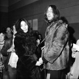The Beatles: 1969 John Lennon with Yoko Ono Lámina fotográfica The Beatles: 1969 John Lennon with Yoko Ono Lámina fotográfica