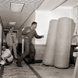 Cassius Clay in Training Punching Bags, Boxing, August 1966 Lámina fotográfica Cassius Clay in Training Punching Bags, Boxing, August 1966 Lámina fotográfica