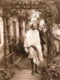 Gandhi During Tour of the Lancaster Cotton Mills, September 1931 Lámina fotográfica