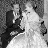Anita Ekberg Attending a Press Reception in London with Actor Michael Wilding Lámina fotográfica Anita Ekberg Attending a Press Reception in London with Actor Michael Wilding Lámina fotográfica