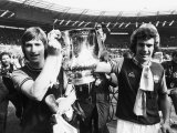 Fa Cup Final West Ham V Fulham Football Kevin Lock Left and Trevor Brooking Right at Wembley Lámina fotográfica