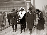 Winston Churchill and Wife Clementine Churchill Arriving For the Launching of Hms Iron Duke Photographie