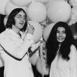 The Beatles: 1968 John Lennon with Yoko Ono at You Are Here Art Exhibition Lámina fotográfica The Beatles: 1968 John Lennon with Yoko Ono at You Are Here Art Exhibition Lámina fotográfica